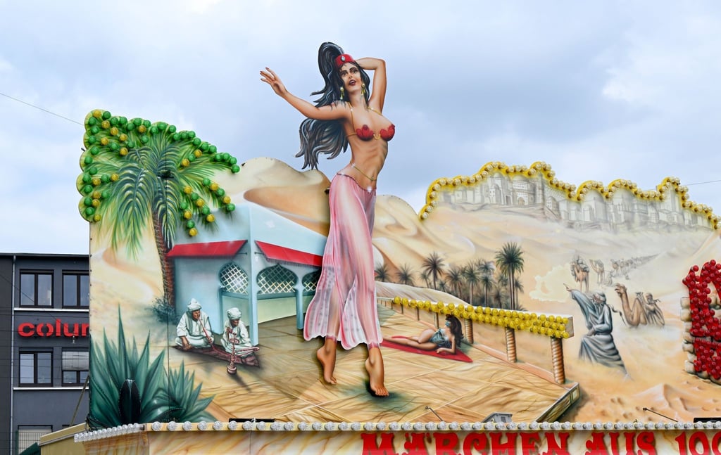 An einem Geschäft auf dem Stuttgarter Frühlingsfest sind bunte Abbildungen angebracht, die nach Ansicht der Grünen-Fraktion im Stuttgarter Gemeinderat diskriminierend und sexistisch sein sollen.