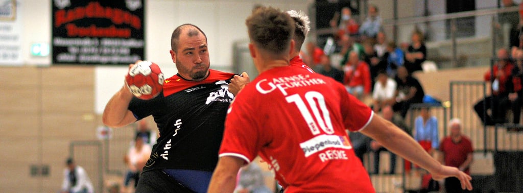 Schönebecks Handballer peilen gegen den Spitzenreiter der Sachsen-Anhalt-Liga, HV Rot-Weiss Staßfurt, eine Sensation an. Als „sehr schwer“ stuft SG Lok-Coach Stefan Kazmierowski das Vorhaben seiner Mannschaft um Michael Kreyenberg (links) ein.