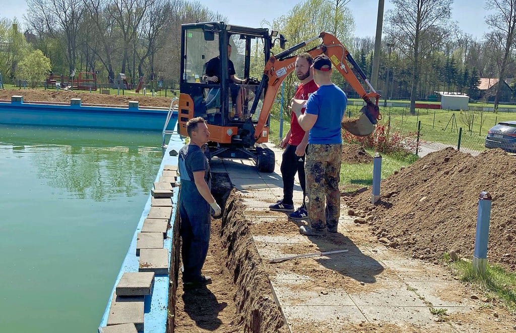 Rings um zwei Schwimmbecken musste für den Leitungsbau geschachtet werden.