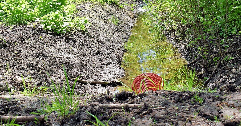 Im Frühjahr wurde zur Einspeisung von Wasser in den großen Teich vom Leitzkauer Schlosspark eine neue Verrohrung verlegt.