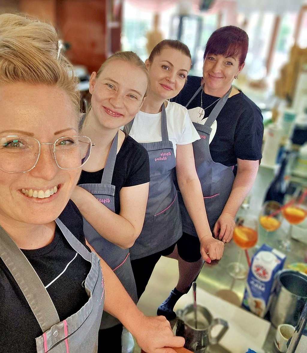 Schnell ein Selfie, so viel Zeit muss sein. Dajana Ebeling (l.) und drei ihrer Mitarbeiter im Eiscafé Ebeling in Elbenau.
