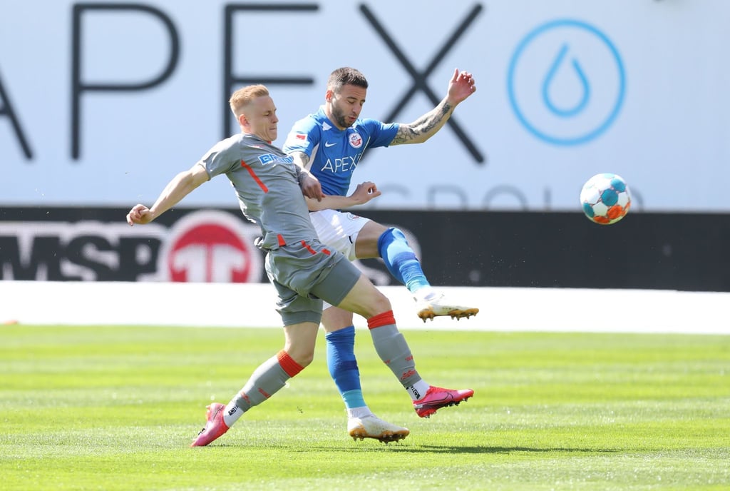 Der Rostocker Calogero Rizzuto (r) im Zweikampf mit Kai Pröger vom SC Paderborn.