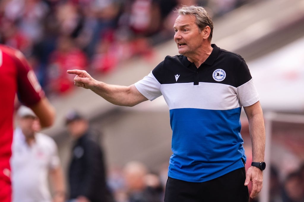 Bielefelds Trainer Marco Kostmann gestikuliert an der Seitenlinie.