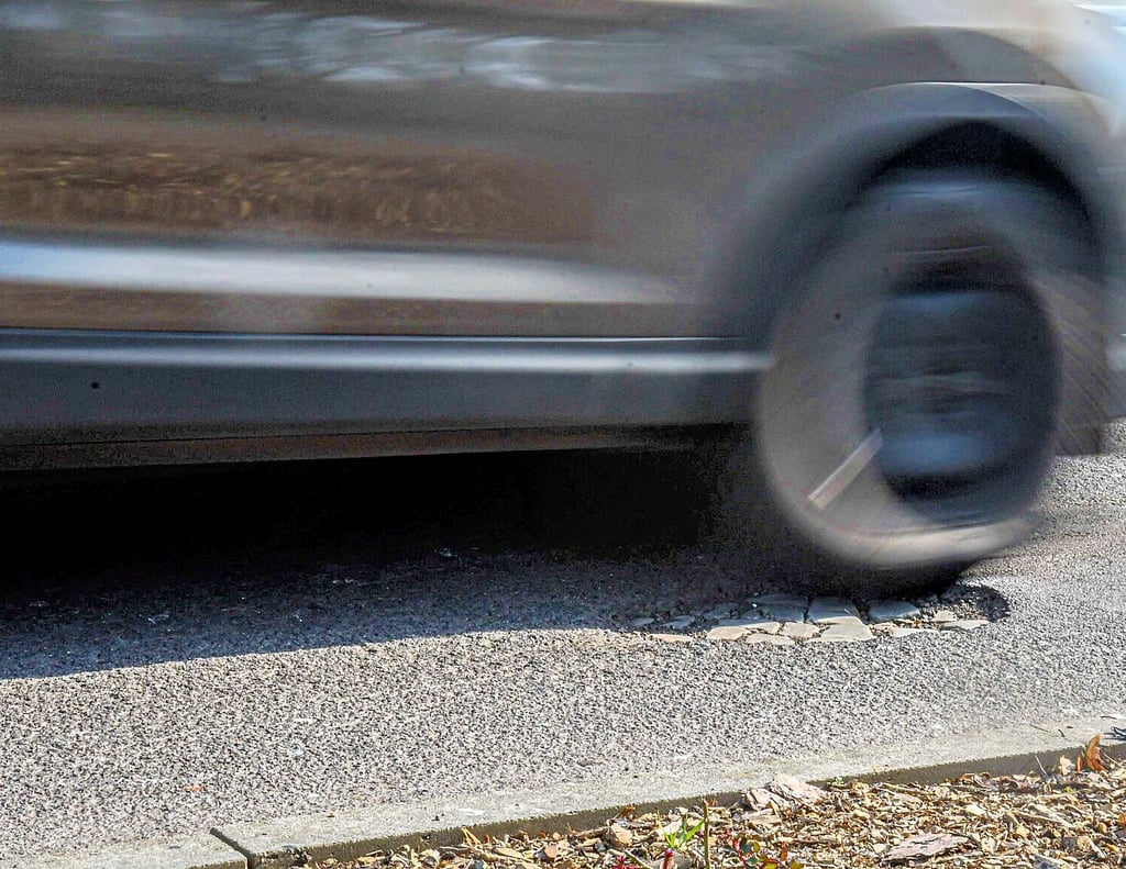 Die großen Schlaglöcher sind in diesem Jahr in Wolmirstedt ausgeblieben. Hier in der Rogätzer Straße soll die Fahrbahndecke in Teilabschnitten erneuert werden.