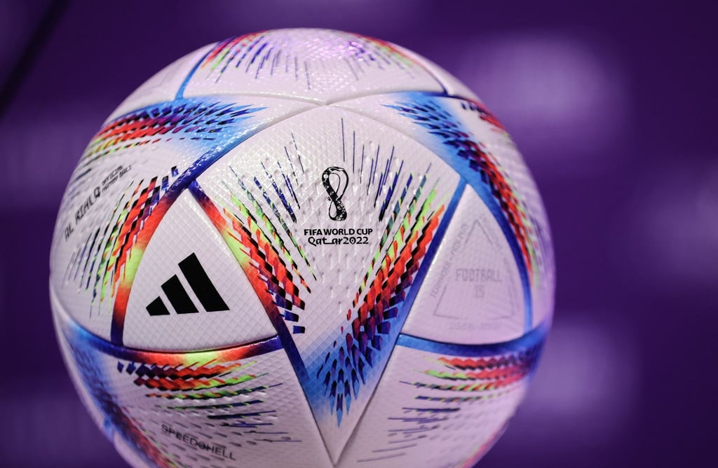 Der offizielle Spielball für die Fußball WM 2022 in Katar liegt bei einer Pressekonferenz auf einem Podium.