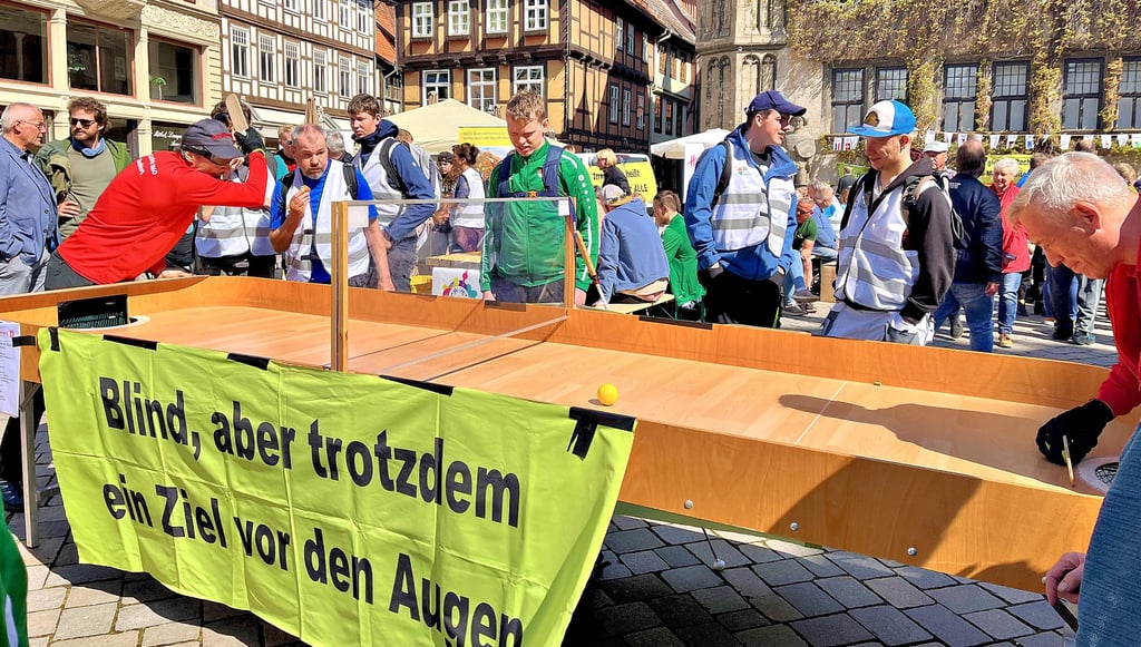 Beim Showdown konnten sich auf dem Marktplatz Sehende und Sehbehinderte gegeneinander messen.