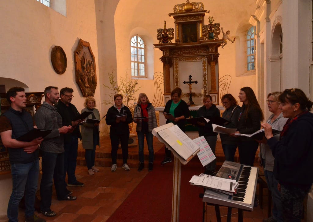 Der Wuster Weihnachts-Projektchor wird von Sabine Stimming (rechts) geleitet und besteht bereits seit zehn Jahren. Entstanden war das Ensemble anlässlich einer Goldenen Hochzeit, seitdem werden alljährlich Krippenspiele und Weihnachtsgottesdienste musikalisch begleitet.