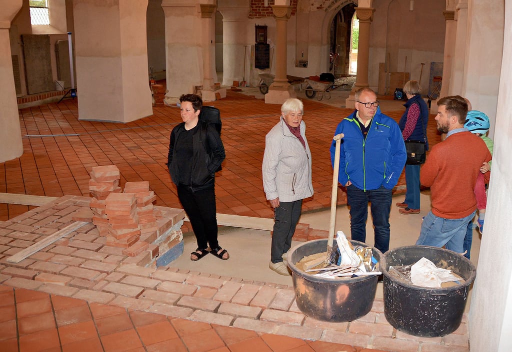 Vor der Jahresversammlung konnten sich die Mitglieder des Fördervereins über den Stand der laufenden Fußbodensanierung in St. Nikolaus informieren. Architekt Tobias Spillner gab fachliche Auskünfte zum Verlegen der Ziegelfliesen nach historischem Vorbild.