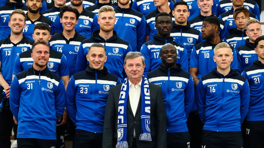 Oberbürgermeister Dr. Lutz Trümper mit der Mannschaft vom 1. FC Magdeburg.