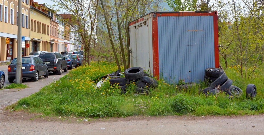 In der Schönebecker Republikstraße türmt sich seit nunmehr rund vier Wochen ein Müllberg aus Altreifen und Plastikabfall.