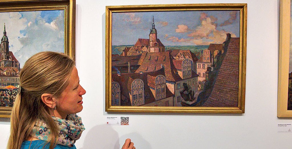 Auf Fritz Amanns 1940 gemaltem Bild fällt der Blick von Museumsmitarbeiterin Verena Kerber auf das baulich schmückende Detail im Vordergrund.