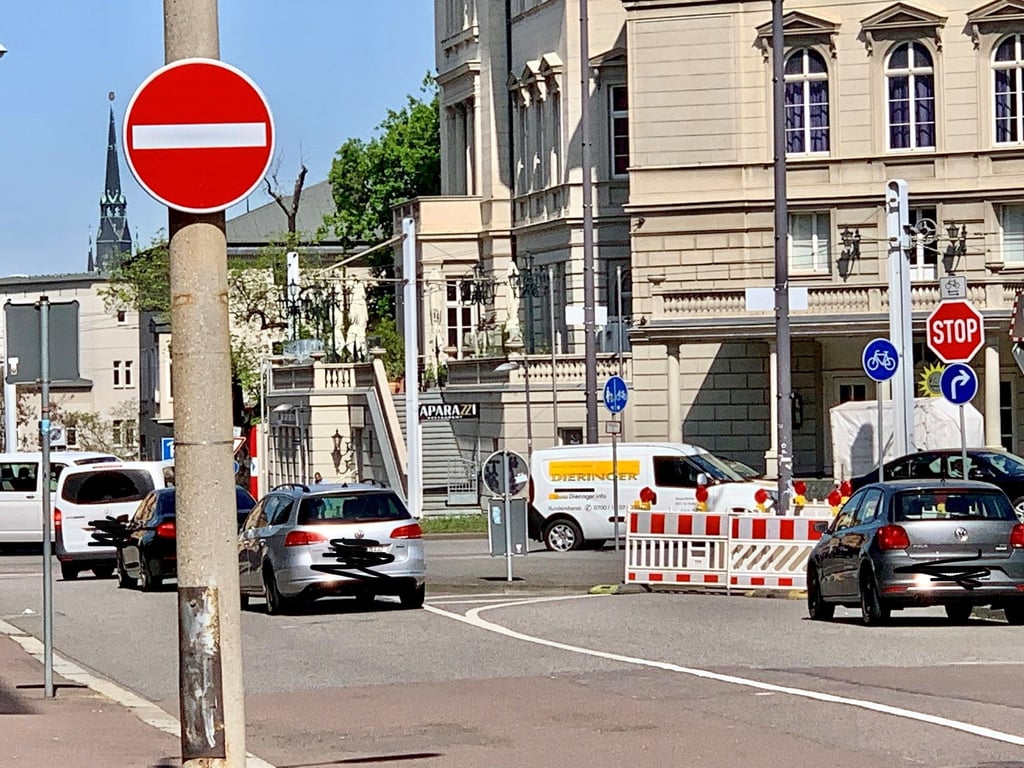 Einer macht es vor, die anderen nach. Weil die ehemalige Abbiegespur versperrt ist, fahren Autofahrer einfach über die Gegenfahrbahn, um abzubiegen. Auch die Einbahnstraßenschilder jucken sie nicht.