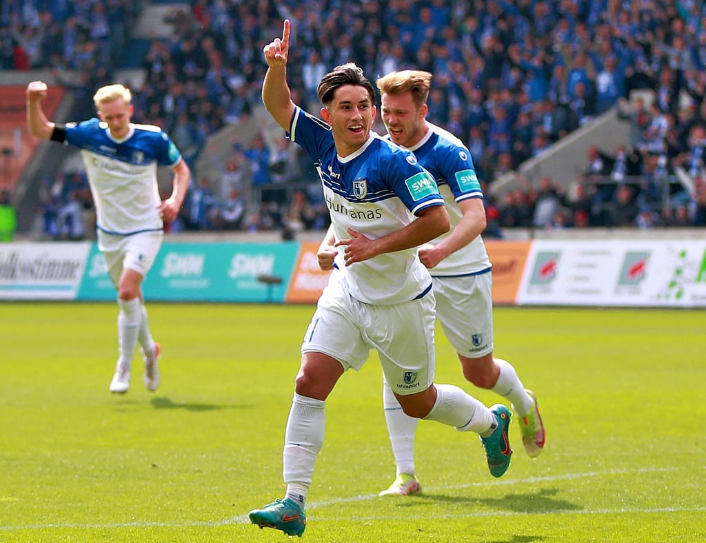 Wünschen sich drei Punkte im letzten Heimspiel der 3. Liga: Jason Ceka (vorne) und Connor Krempicki vom 1. FC Magdeburg. Für den Meister erfolgt nach der Partie gegen 1860 München die Pokalübergabe durch den Deutschen Fußball-Bund.