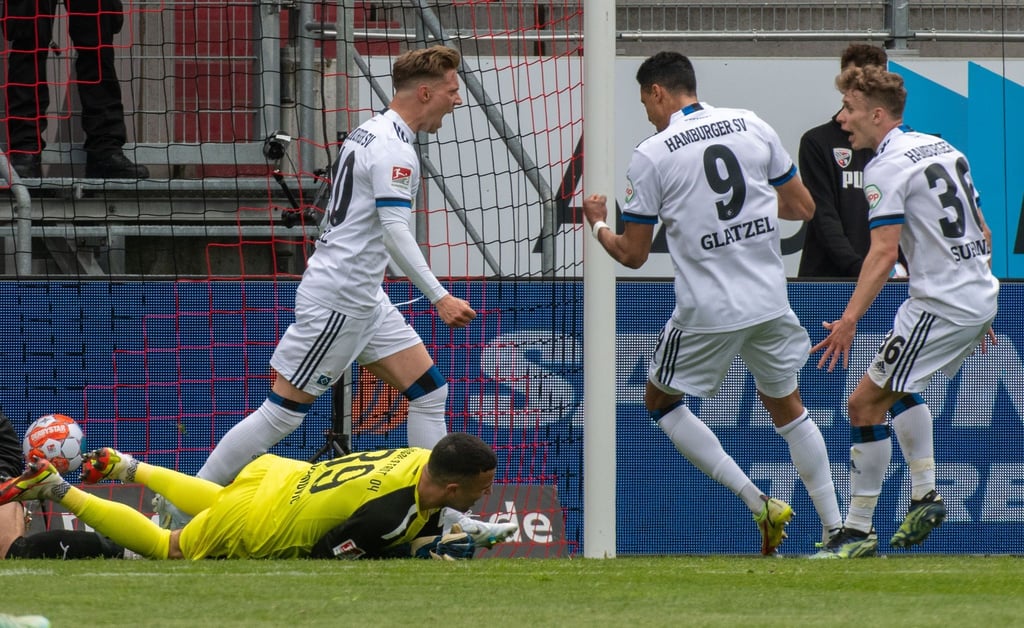 HSV-Profi Sonny Kittel (l) bejubelt seinen Treffer.