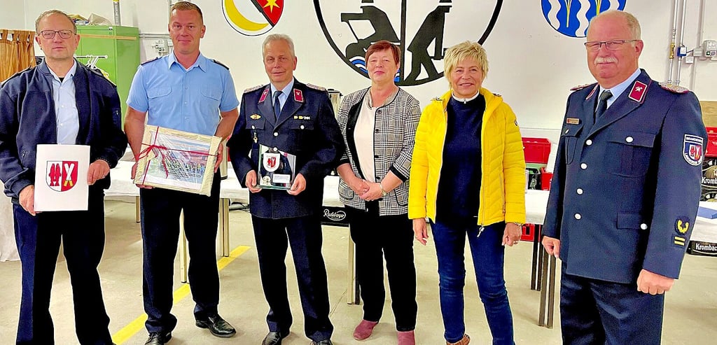 Zum 125-jährigen Feuerwehrjubiläum gibt es für die Wehrleitung mit Frank Ziegler, Stefan Siede und Jürgen Kamm beste Wünsche von Christel Bischoff, Ute Pesselt und Jörg Kelle (von links).