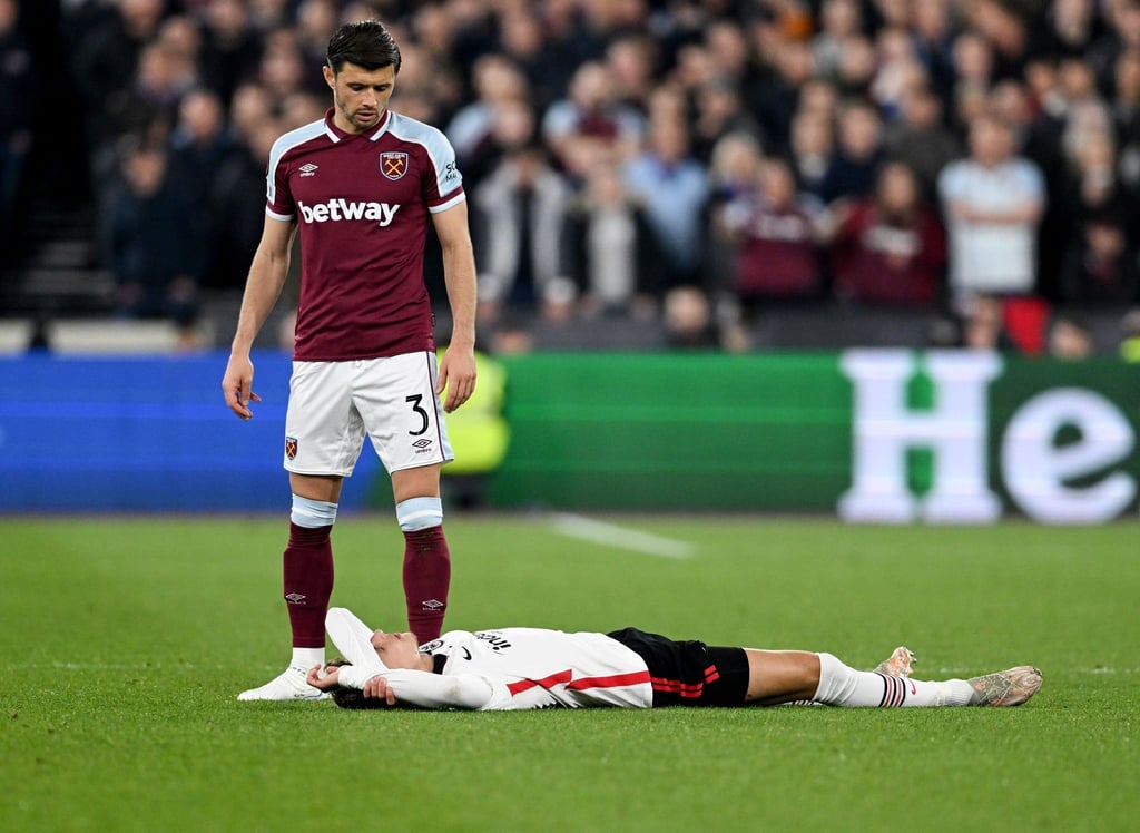 Jesper Lindström von Eintracht Frankfurt liegt auf dem Rasen.