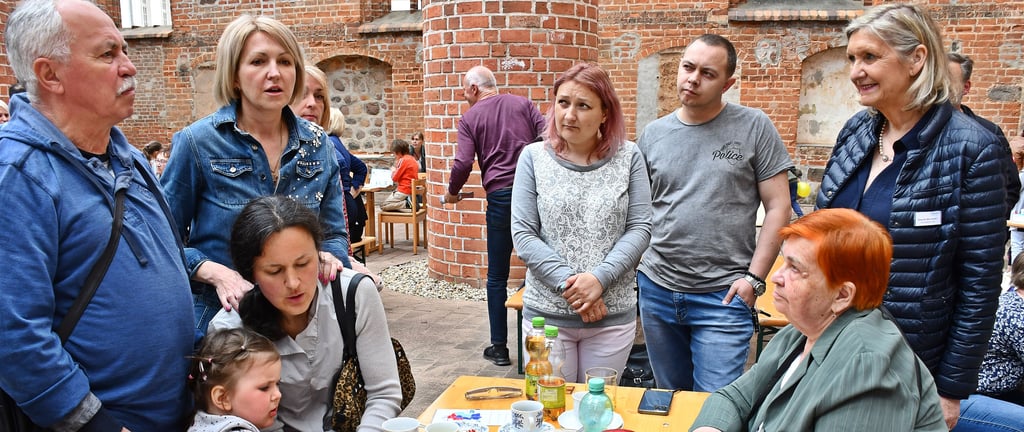Babette Markworth (rechts, stehend), Geschäftsführerin der Zerbster Diakonie begrüßt die Gäste und bietet gleichzeitig Unterstützung an. Sie hat das Kennenlerntreffen auch organisiert.