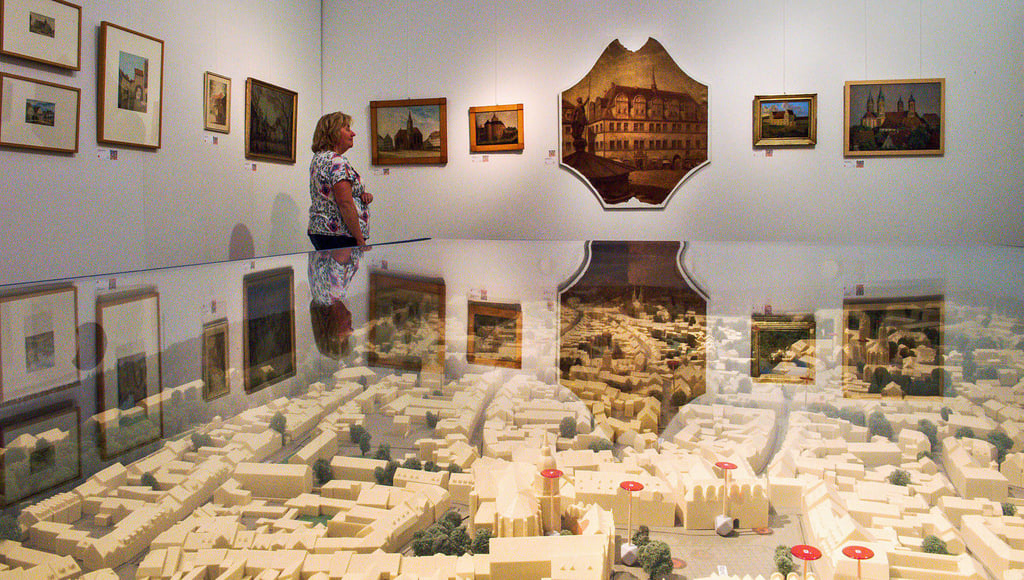 Das Stadtmuseum Hohe Lilie wartet in der diesjährigen Sonderschau „Von der Kunst, Bekanntes neu zu entdecken“ mit einem historischen Streifzug durch Naumburg auf. Möglich wird dieser dank alter Gemälde und neuer Recherchen. Erneut zum Einsatz kommt das „Ist das noch da?“-Quiz (Foto oben rechts).