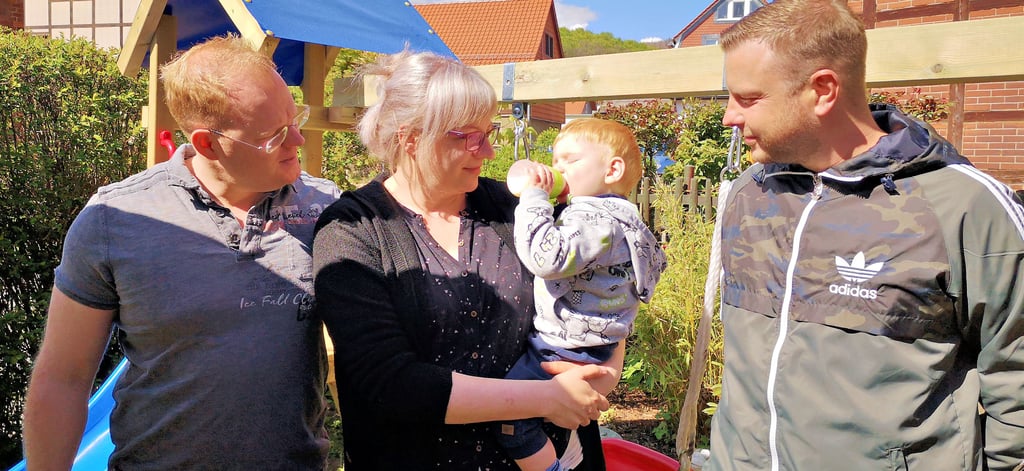 Lee feiert heute doppelt Geburtstag: Er kam am 7. Mai 2020 zur Welt und bekam vor wenigen Monaten ein Spenderherz. Über seine Fortschritte freuen sich nicht nur die Eltern, Anja und Steven Sommer, sowie die Freunde der Familie wie Michael Wallnisch (rechts). Viele Harzer nahmen Anteil am Schicksal des Kindes.