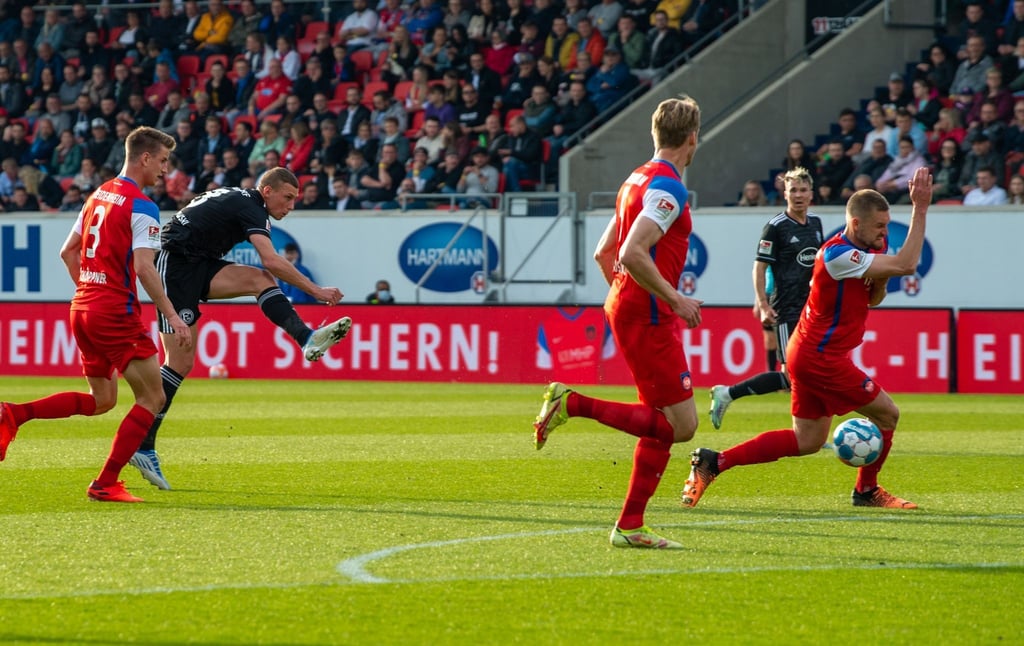 Jakub Piotrowski (2.v.l) brachte Düsseldorf in Heidenheim in Führung.