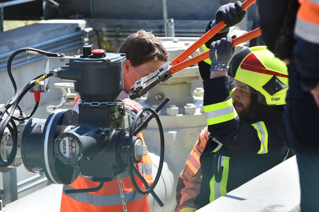 Umweltaktivisten der "Letzten Generation" ketteten sich in dieser Woche an die Ölpumpstation bei Elbeu im Kreis Börde an. Zuvor hatten sie die Pumpen der Station zum Stillstand gebracht. Schaden allein hier: 70.000 Euro.