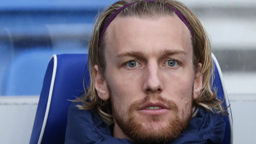Leere im Blick: Emil Forsberg auf der Ersatzbank vor dem Spiel von RB Leipzig im Ibrox Stadium.