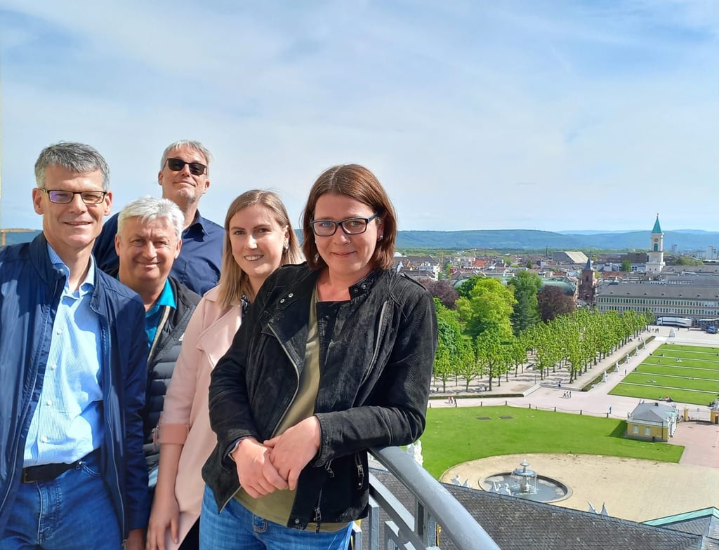Die Delegation aus Halle in Karlsruhe: Stadtratsvorsitzende Katja Müller (rechts), Bürgermeister Egbert Geier (links), Verwaltungsmitarbeiterin Lea Biewald (2.v.r.), TOOH-Betriebsleiter Frank Bettinger (hinten) und Frank Berger vom Freundskreis Karlsruhe-Halle (Mitte).