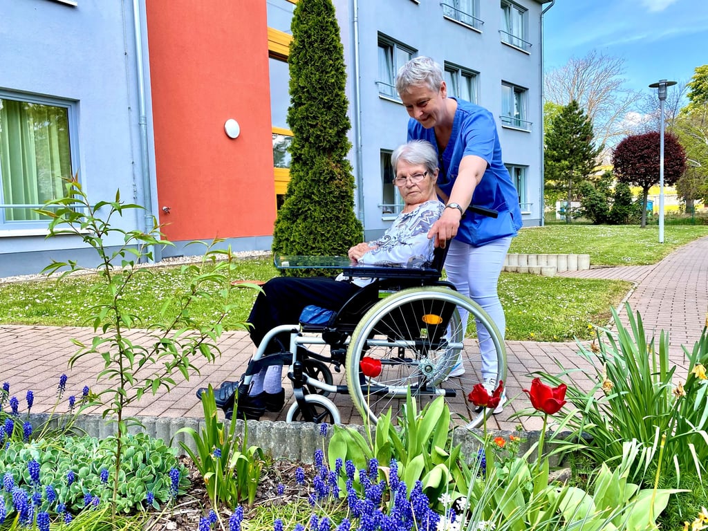 Prüfbericht? Brauchen sie nicht: Bewohnerin Lieselotte Zühlke und Ergotherapeutin Daniela Kramer fühlen sich im „Rosengarten“ auch so wohl.