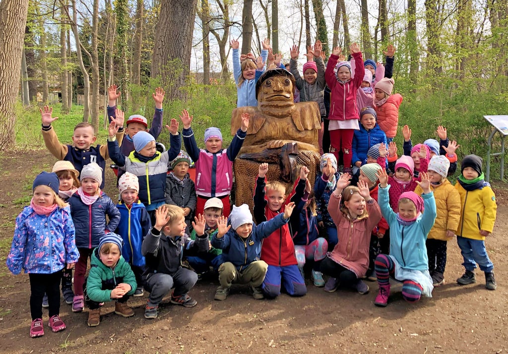 Die Kinder der Kita „Kleine Blaustrümpfe“ aus Nessa bestaunten den Wassergeist, der die Quelle im Gutspark beschützen soll.