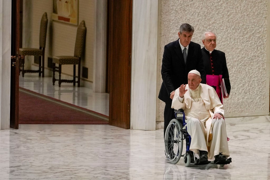 Papst Franziskus (M) leidet seit mehreren Monaten an einer Bänderzerrung im rechten Knie. Es fällt ihm schwer zu gehen oder zu stehen.