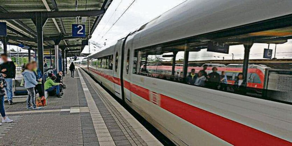Ein ICE am Bahnhof in Dessau