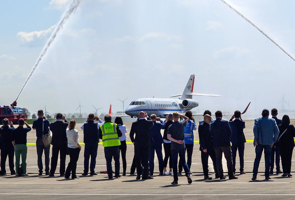Die „Falcon 2000“ landet gestern aus Braunschweig kommend unter großem Beifall auf dem Flughafen Magdeburg-Cochstedt. Zur Begrüßung rollte der Zweistrahler durch zwei Wasserfontänen der Feuerwehr.