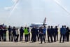 Die „Falcon 2000“ landet gestern aus Braunschweig kommend unter großem Beifall auf dem Flughafen Magdeburg-Cochstedt. Zur Begrüßung rollte der Zweistrahler durch zwei Wasserfontänen der Feuerwehr.