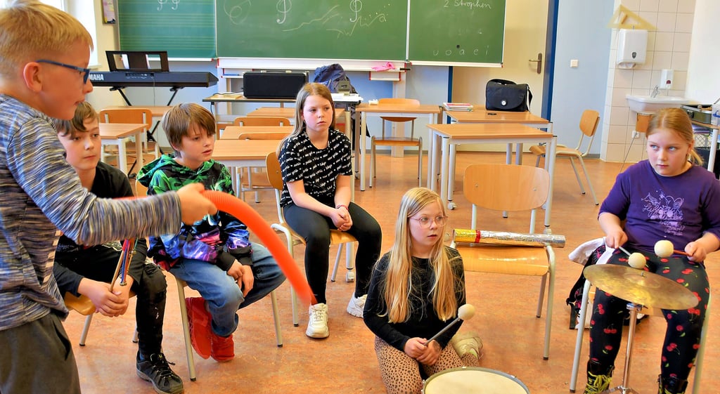 Geräusche sind bei einem Hörspiel wichtig, denn sie machen die Geschichte akustisch begreifbar. Hier werden mit den Drittklässlern der Grundschule Oebisfelde verschiedene Tonaufnahmen aufgezeichnet.