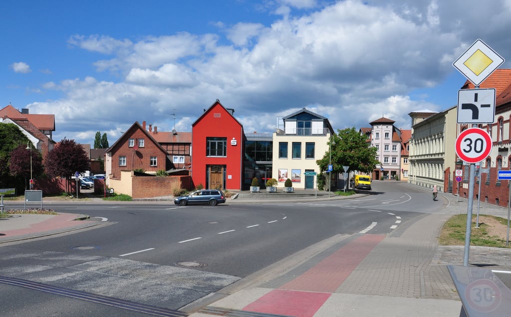 Nach dem Sparkassengebäude in Havelberg kippte einer der beiden Hänger eines Traktors um und erfasste die Passantin auf dem Gehweg tödlich.