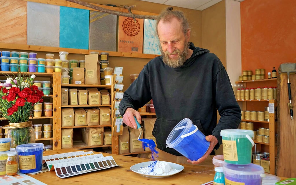 Thorsten Franke mischt in seinem Geschäft in Salzwedel Farbe an. Auch überregional ist der Naturfarbladen eine Adresse.