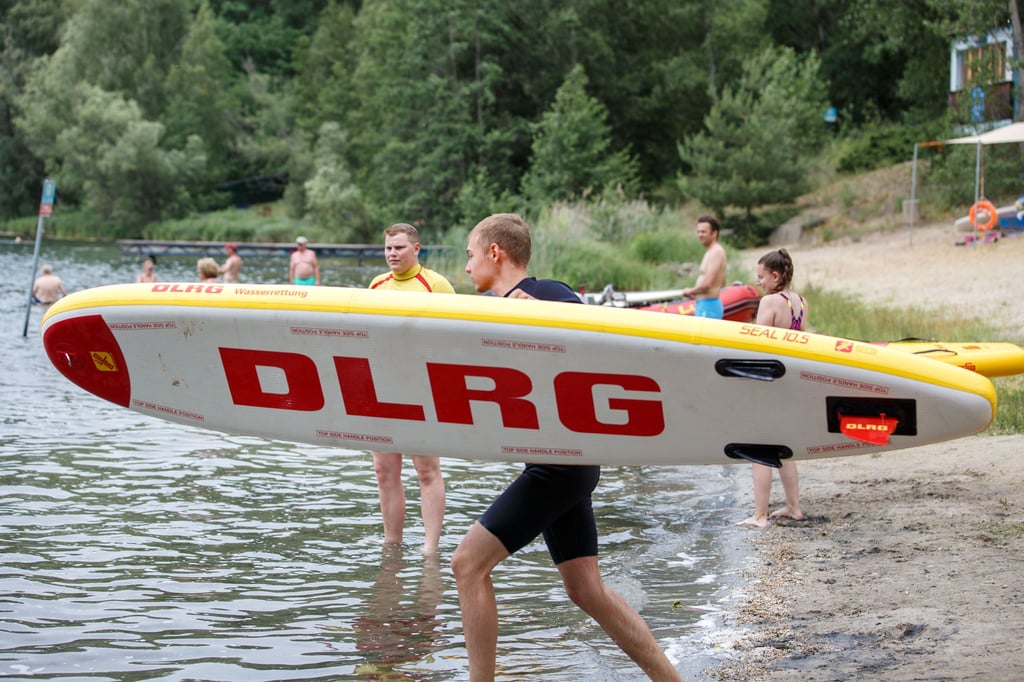 Rettungsschwimmer des DLRG üben im vergangenen Sommer im Strandbad Kretzschau für den Ernstfall.
