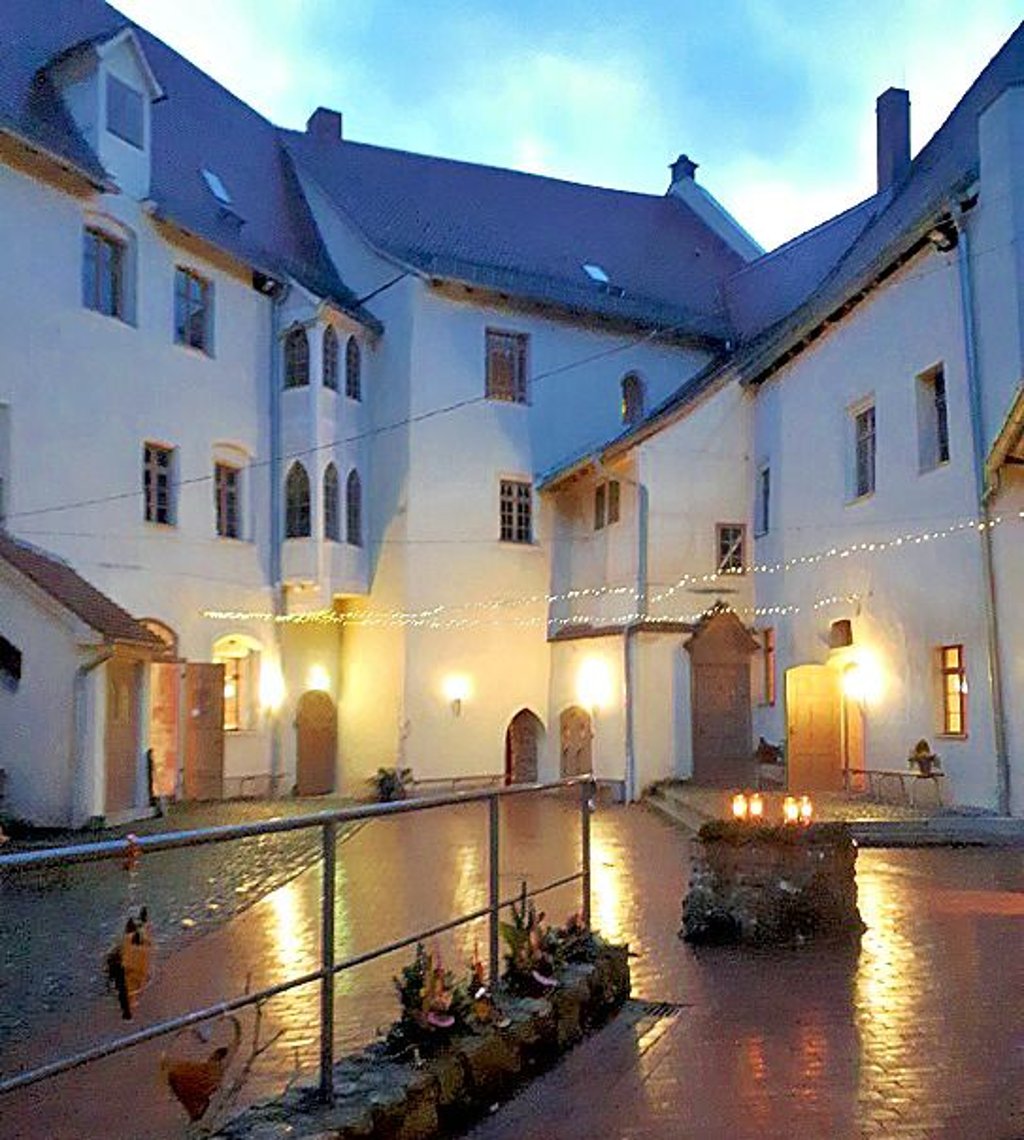 Blick auf den Hof der Wasserburg.