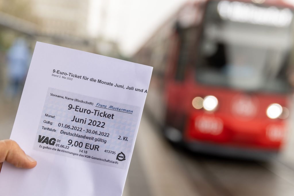 Ein Mitarbeiter der VAG (Verkehrs-Aktiengesellschaft Nürnberg) präsentiert den ausgedruckten Entwurf des 9-Euro-Tickets.
