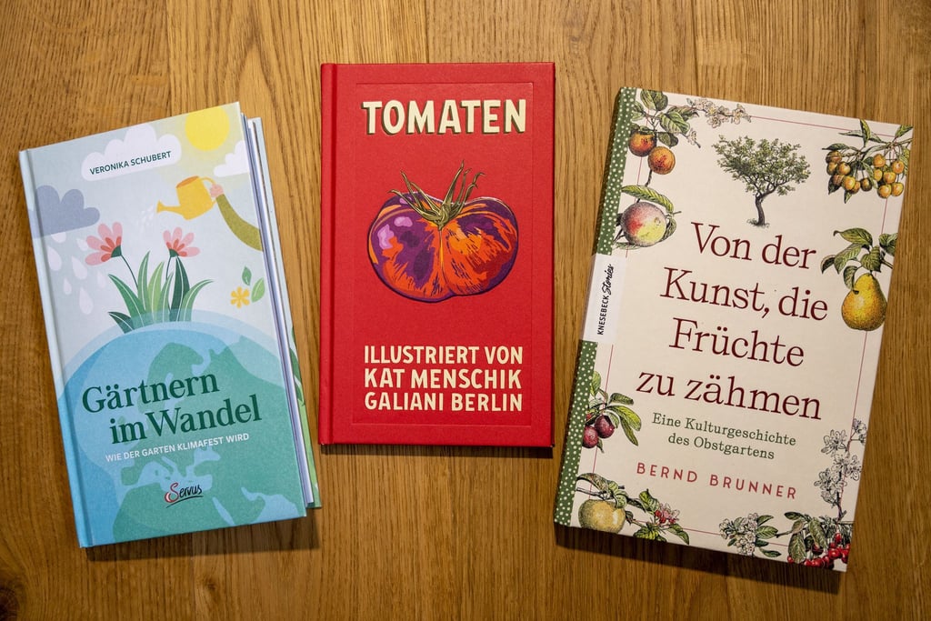 Drei Neuerscheinungen zum Thema Garten: Veronika Schubert mit „Gärtnern im Wandel“, Kat Menschik („Tomaten“) und Bernd Brunner mit „Von der Kunst, die Früchte zu zähmen“.
