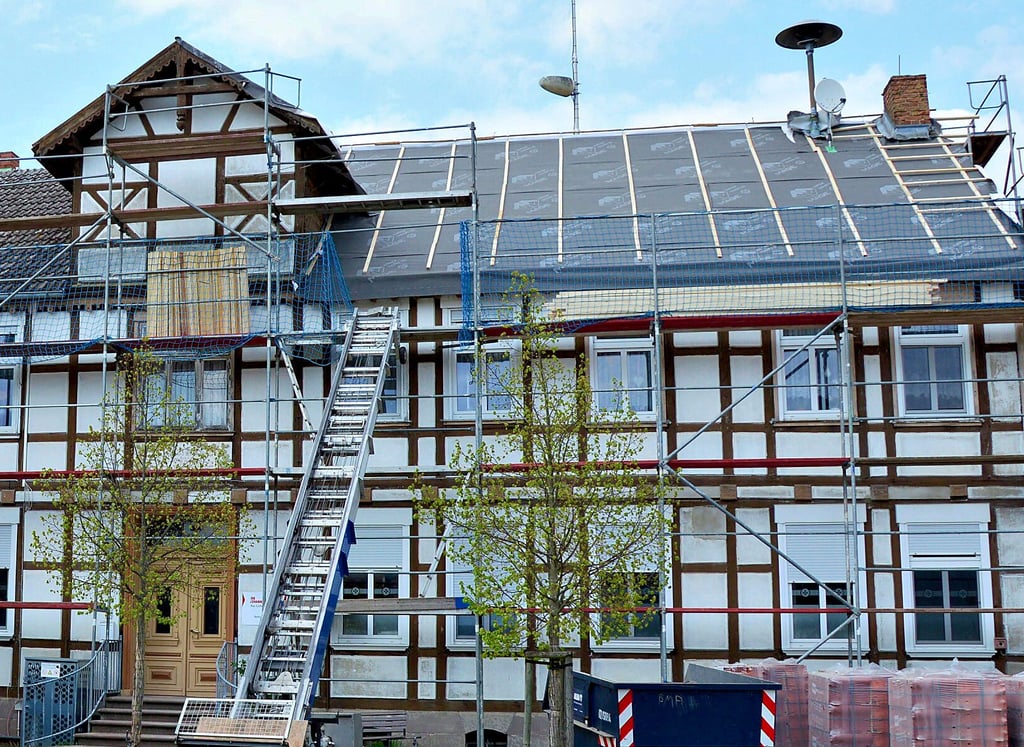 Die Stadt Kalbe investiert rund 42.000 in ein neues Dach für das Vereinshaus in Kahrstedt. Die Arbeiten sollen Ende Mai zum Abschluss kommen.