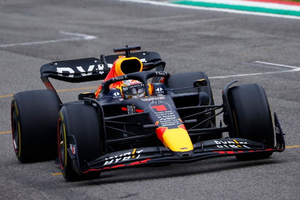 Der Niederländer Max Verstappen vom Team Red Bull siegt beim Rennen in Imola..