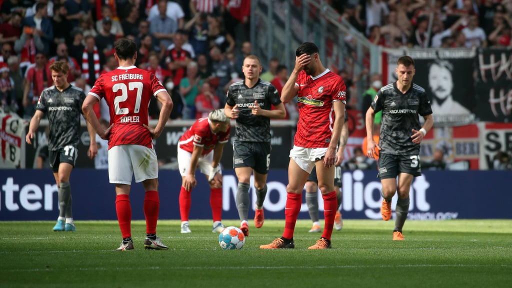 Können die klare Pleite gegen Union kaum glauben: Spieler des SC Freiburg