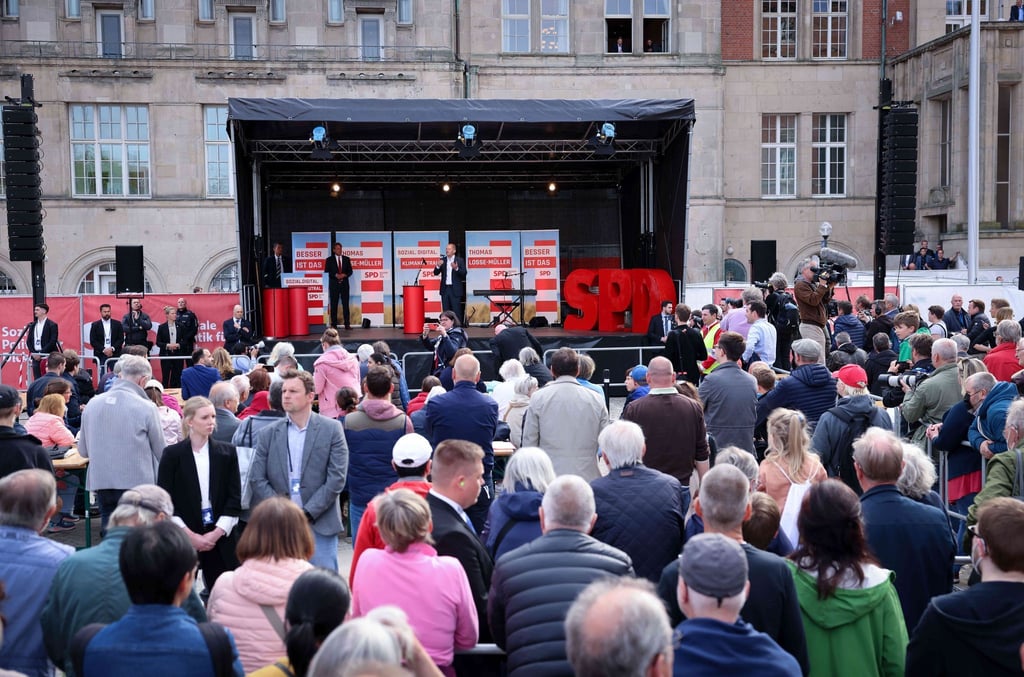 Bundeskanzler Olaf Scholz spricht auf dem Rathausplatz in Kiel.