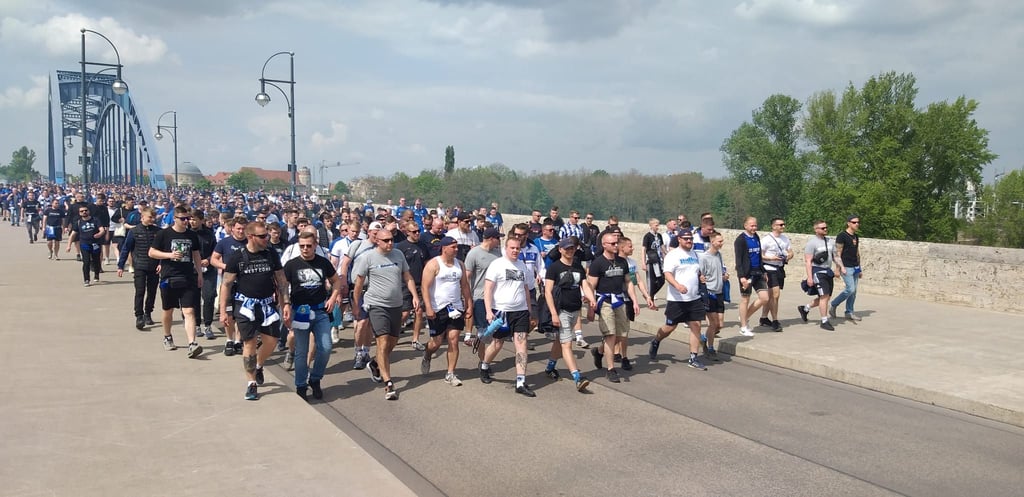 Der FCM-Fanmarsch am 7. Mai 2022 auf der Magdeburger Sternbrücke.