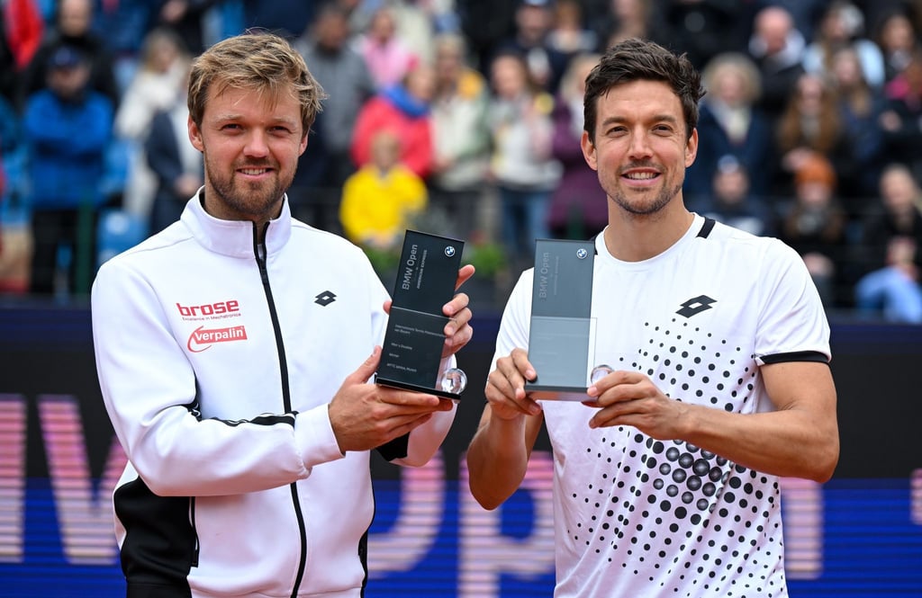 Kevin Krawietz (l) und Andreas Mies haben die Doppel-Konkurrenz in München gewonnen.