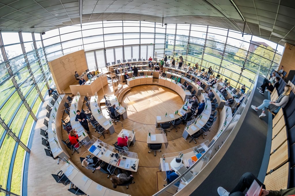 Der schleswig-holsteinische Landtag in Kiel. Per Erststimme werden die 35 Mandate aus den Wahlkreisen vergeben. Die Zweitstimme gilt der Landesliste einer Partei, damit kommen regulär 34 Mandate dazu.