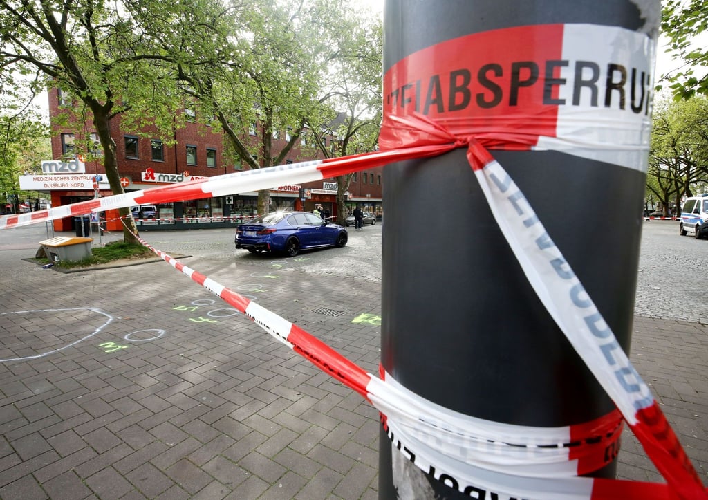 Am Tatort in Duisburg: Bei Schüssen auf offener Straße sind am Mittwoch vier Menschen verletzt worden.