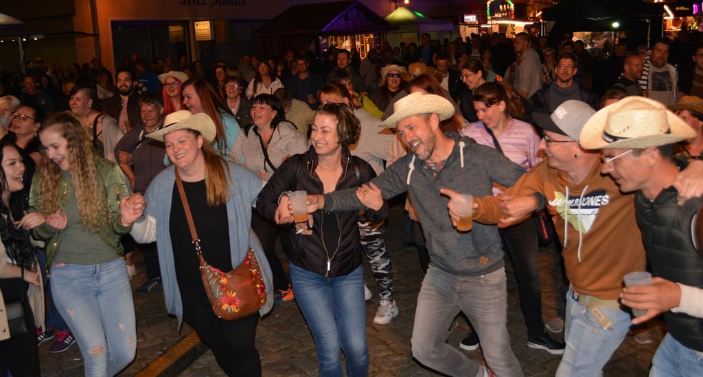 Stadt- und Spargelfest Osterburg 2022: Ausgelassene Stimmung am Freitagabend vor der Show-Bühne auf dem Großen Markt.