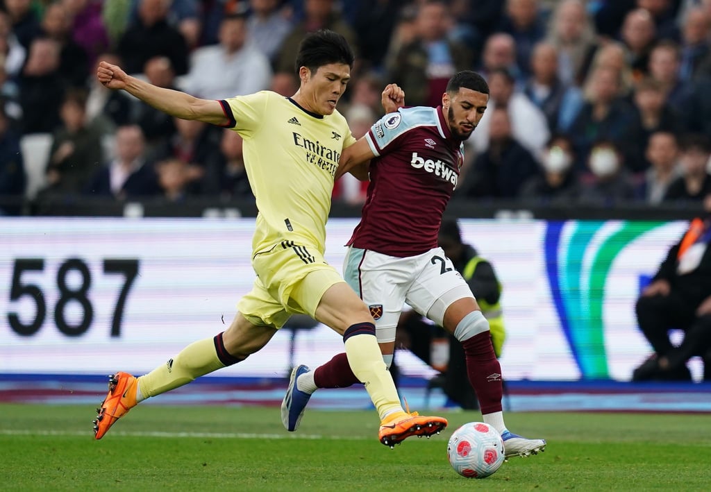Arsenals Takehiro Tomiyasu (l) im Laufduell mit West Hams Said Benrahma.